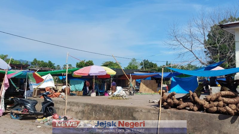 Suasana Pasar Wairkoja, Kabupaten Sikka, terpantau pada Jumat, 14 Juni 2024 (foto: Albert| jejaknegeri.news)