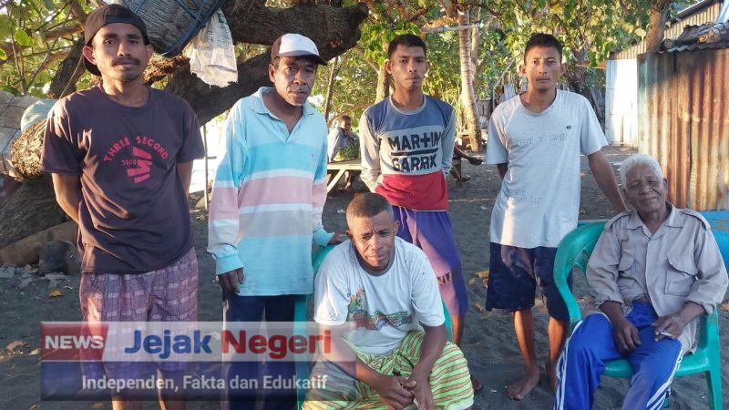 Anggota kelompok nelayan Tanjung Sendiri, Dusun Krokowolon, Desa Waira (Foto: Albert|jejaknegeri.news)