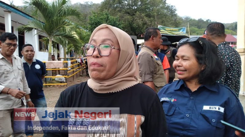 Penjabat Bupati Flores Timur, Sulastri HI Rasyid saat memberikan keterangan kepada sejumlah wartawan (jejaknegeri.news)